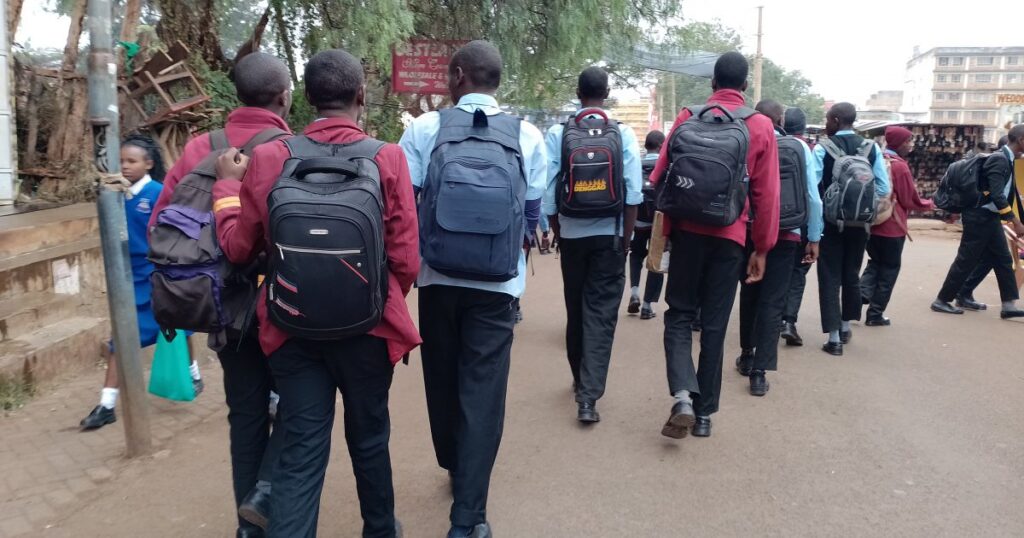 DRAMA !!! As Old Mumama Found with an High School Boy Who is at Home For Holidays