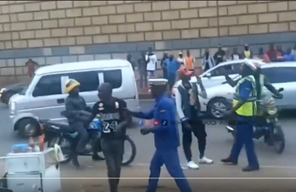 Drama as Traffic Police Fight with GSU Civilian Officer in kimbo Ruiru, Watch